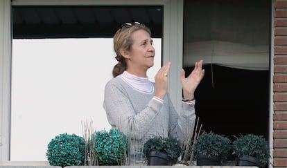 La Infanta Elena, aplaudiendo desde el balcón de su casa el 3 de abril.