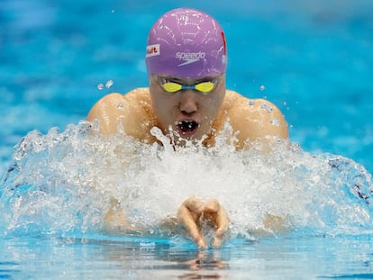 Qin Haiyang nada la final de 200 braza, en los Mundiales de Fukuoka.