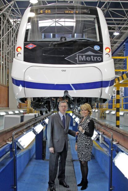 Esperanza Aguirre y Alberto Ruiz-Gallardón posan bajo uno de los nuevos trenes.
