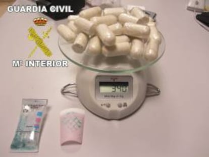 Fotografía facilitada por la Guardia Civil, tras la detención de cuatro personas, entre ellas, un menor de edad, en el aeropuerto de Barajas por llevar más de 9,7 kilogramos de cocaína entre sus pertenencias. EFE/Archivo