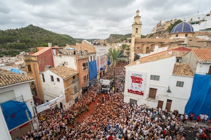 Una vista general de Buñol, Valencia, durante la tomatina, este miércoles.