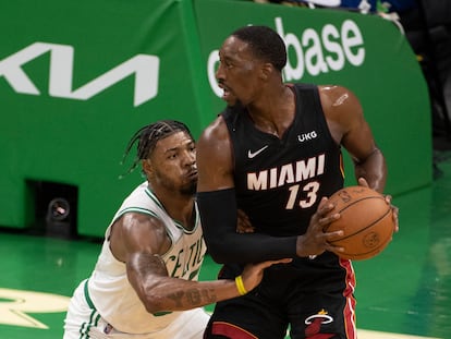 Bam Adebayo, de los Miami Heat, con el balón frente a Marcus Smart, de los Celtics, en el tercer partido de la final de la Conferencia Oeste.