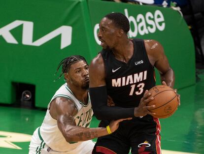 Bam Adebayo, de los Miami Heat, con el balón frente a Marcus Smart, de los Celtics, en el tercer partido de la final de la Conferencia Oeste.