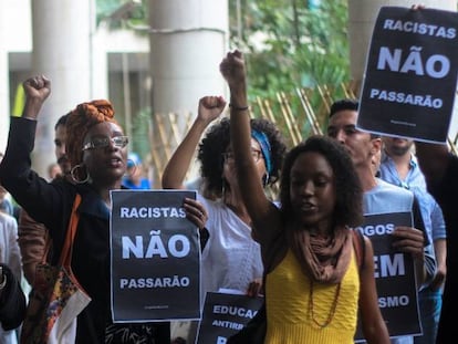 Manifestação na PUC-Rio contra o racismo nos jogos jurídicos.