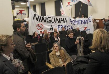 Una de las hermanas de Fraga durante el homenaje