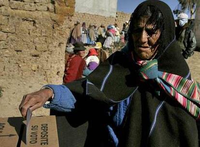Una mujer indígena deposita su voto en Walata Chico, al norte de La Paz.