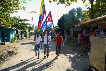 Carrying the Colombian and Cuban flags, citizens of the two countries come together through a symbolic march to ask the Colombian government to consider authorizing a shuttle service that will help the migrants arrive safely in the United States. The government shows no sign of adopting the plan.