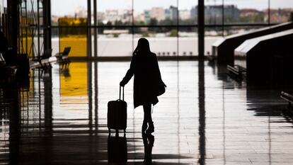 Una mujer con una maleta en el aeropuerto Adolfo Suárez-Madrid-Barajas .