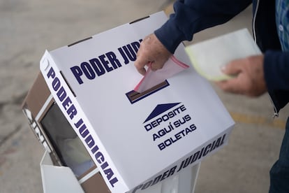  Apenas un puñado de países, como Bolivia y Estados Unidos, eligen a sus juzgadores mediante voto popular, y ninguno lo hace para todos los niveles. 