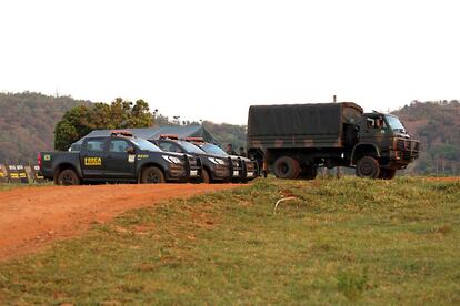 Carros da Força Nacional e caminhões do Exército estão estacionados na frente da sede da fazenda Fronteira, onde Semião Fernandes Vilhalva foi morto no sábado, dia 29.