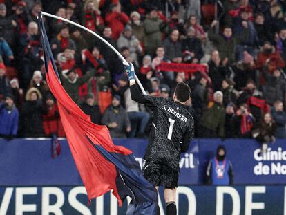El portero de Osasuna, Sergio Herrera, celebra el pase a las semifinales de la Copa del Rey tras derrotar al Sevilla.