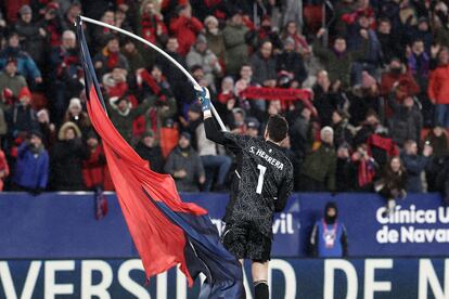 El portero de Osasuna, Sergio Herrera, celebra el pase a las semifinales de la Copa del Rey tras derrotar al Sevilla.