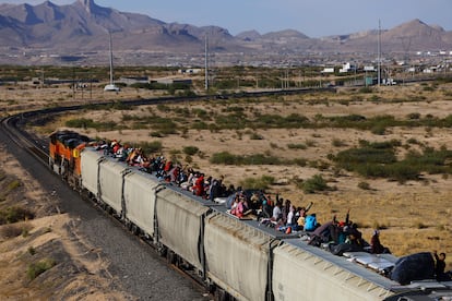 Migrantes viajan sobre un tren en Ciudad Juárez (México), el 6 de octubre.