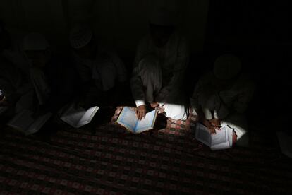 Hombre leyendo en Uttar Pradesh, India.