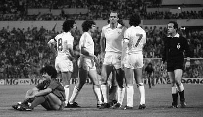 A la izquierda, Maradona, sentado en el césped, ante Ángel, Camacho, Metgod y Juanito en la final de la Copa del Rey de 1984, entre el Real Madrid y el Barcelona, en el estadio de La Romareda, en Zaragoza. Ganaron los azulgrana.