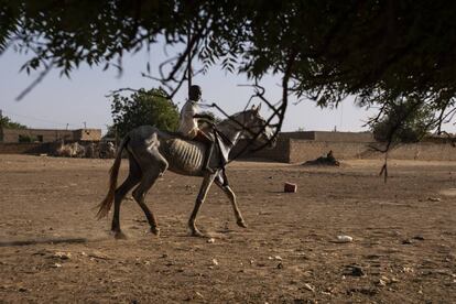 Un niño cabalga por el pueblo de Aly Oury, en el norte de Senegal.