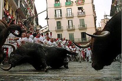 Segundo encierro, con toros de Cebada Gago, a su paso por la calle Mercaderes.