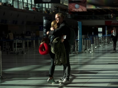 Una pareja se abraza en el aeropuerto internacional de Ezeiza, en Buenos Aires, el 23 de marzo pasado.