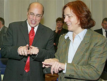 El ministro de Transportes alemán, Kurt Bodewig, conversa con la Comisaria de la UE, Loyola de Palacio, ayer.