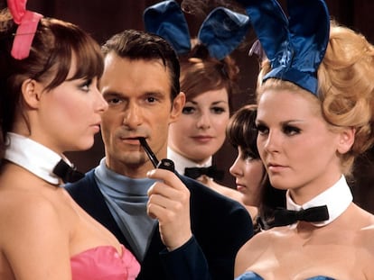 Hugh Hefner en su mansión Playboy rodeado de conejitas en los años sesenta.