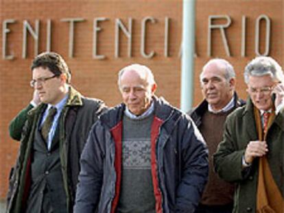 El griego Apostolos Mangouras, acompañado por sus abogados en la puerta de la cárcel coruñesa de Teixeiro.