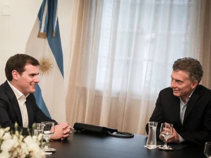 Albert Rivera (izq) junto a Mauricio Macri.