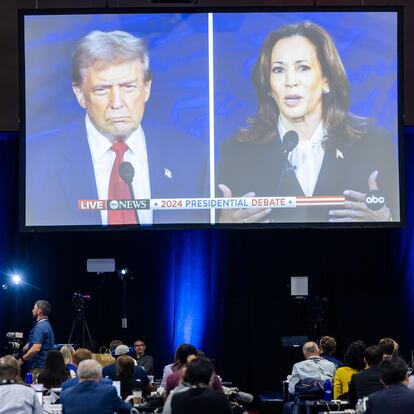 Philadelphia (United States), 10/09/2024.- Former US President Donald Trump and current Vice President Kamala Harris are seen on a large television during their presidential debate in the debate's press file in Philadelphia, Pennsylvania, USA, 10 September 2024. The two candidates faced off for 90 minutes in their only planned debate of the 2024 presidential election. (Filadelfia) EFE/EPA/JIM LO SCALZO
