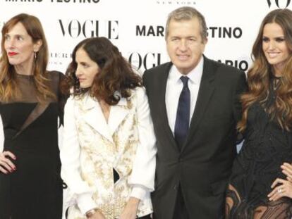 Mario Testino junto a la directora de Vogue, Carolina Herrera y la modelo Izabel Goulart