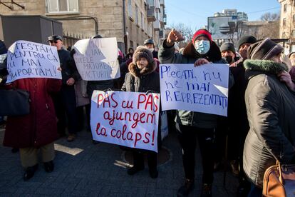 Los seguidores del partido político Shor con pancartas "paso a paso estamos más cerca de caer", "vete, ya no nos representas" asisten a una protesta frente a la Agencia Nacional de Regulación de la Energía (ANRE) en Chisinau (Moldavia), el 10 de febrero.