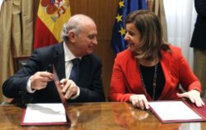 El ministro del Interior, Jorge Fernández Díaz, y la ministra de Empleo y Seguridad Social, Fátima Báñez, en abril pasado, durante la firma de un convenio de cooperación en materia de lucha contra el empleo irregular y el fraude a la Seguridad Social entre ambos ministerios.
