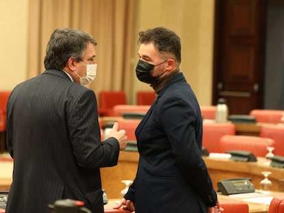 El portavoz parlamentario del PNV, Aitor Esteban (izquierda), en una comisión con el de ERC, Gabriel Rufián, el 15 de marzo en el Congreso.