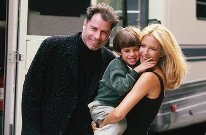 John Travolta con su hijo Jett (fallecido en 2009) y su esposa Kelly Preston (fallecida esta semana) en el set de 'Adictos al amor' en 1997, en la que participaba Preston.