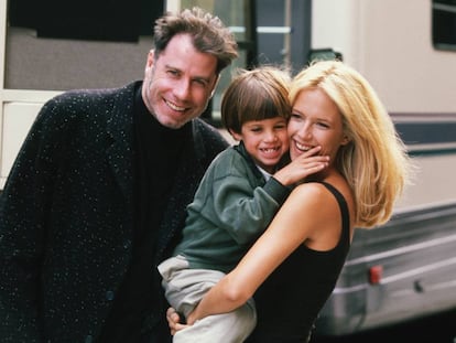 John Travolta con su hijo Jett (fallecido en 2009) y su esposa Kelly Preston (fallecida esta semana) en el set de 'Adictos al amor' en 1997, en la que participaba Preston.