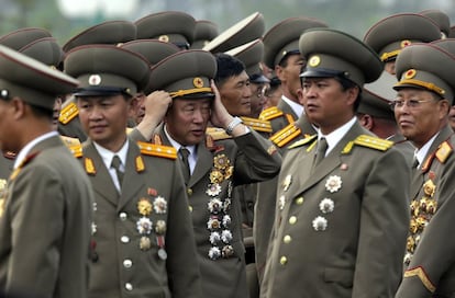 Militares norcoreanos asisten a una ceremonia en memoria de los caídos durante la guerra de Corea.