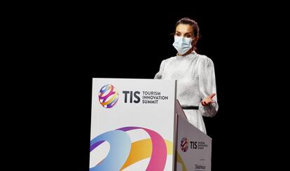 La reina Letizia inauguró la primera edición del Tourism Innovation Summit 2020, en Sevilla.  El evento trata de reunir a la industria del turismo para definir una estrategia coordinada para la recuperación del sector en 2021.