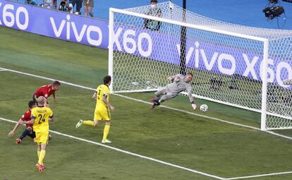 El portero de la selección sueca Robin Olsen despeja el balón tras una ocasión de España durante la primera parte.