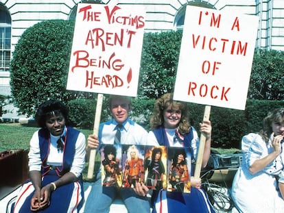 "¡Las víctimas no están siendo escuchadas!" o "¡Soy una víctima del rock!" son algunos de los mensajes que portaban los que protestaban en Washington durante la audiencia en el Senado para censurar y regular el lenguaje en las canciones en 1985. Llevan una revista con los miembros de Mötley Crüe, uno de los grupos de 'la lista negra'.