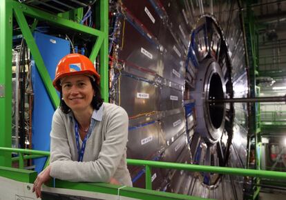 La física de partículas María Chamizo forma parte del equipo científico del CMS. Al fondo puede verse el tubo por el que los haces de protones entran en el detector y colisionan en el centro.
