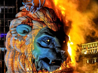 Falla de plaza del Ayuntamiento de Valencia de 2015, del artista Manolo García.