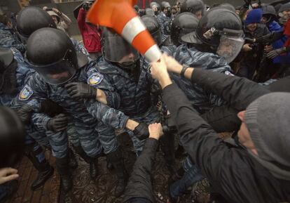 Un manifestante se enfrenta a la policía ucraniana durante la protesta, 25 de noviembre de 2013.