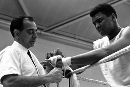 Angelo Dundee venda las manos a Muhammad Ali antes de una sesión de entrenamiento en 1966.