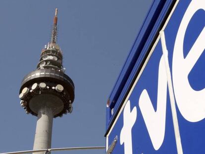 Vista de la torre el "Pirulí", centro de comunicaciones de RTVE, junto al logotipo de RTVE.