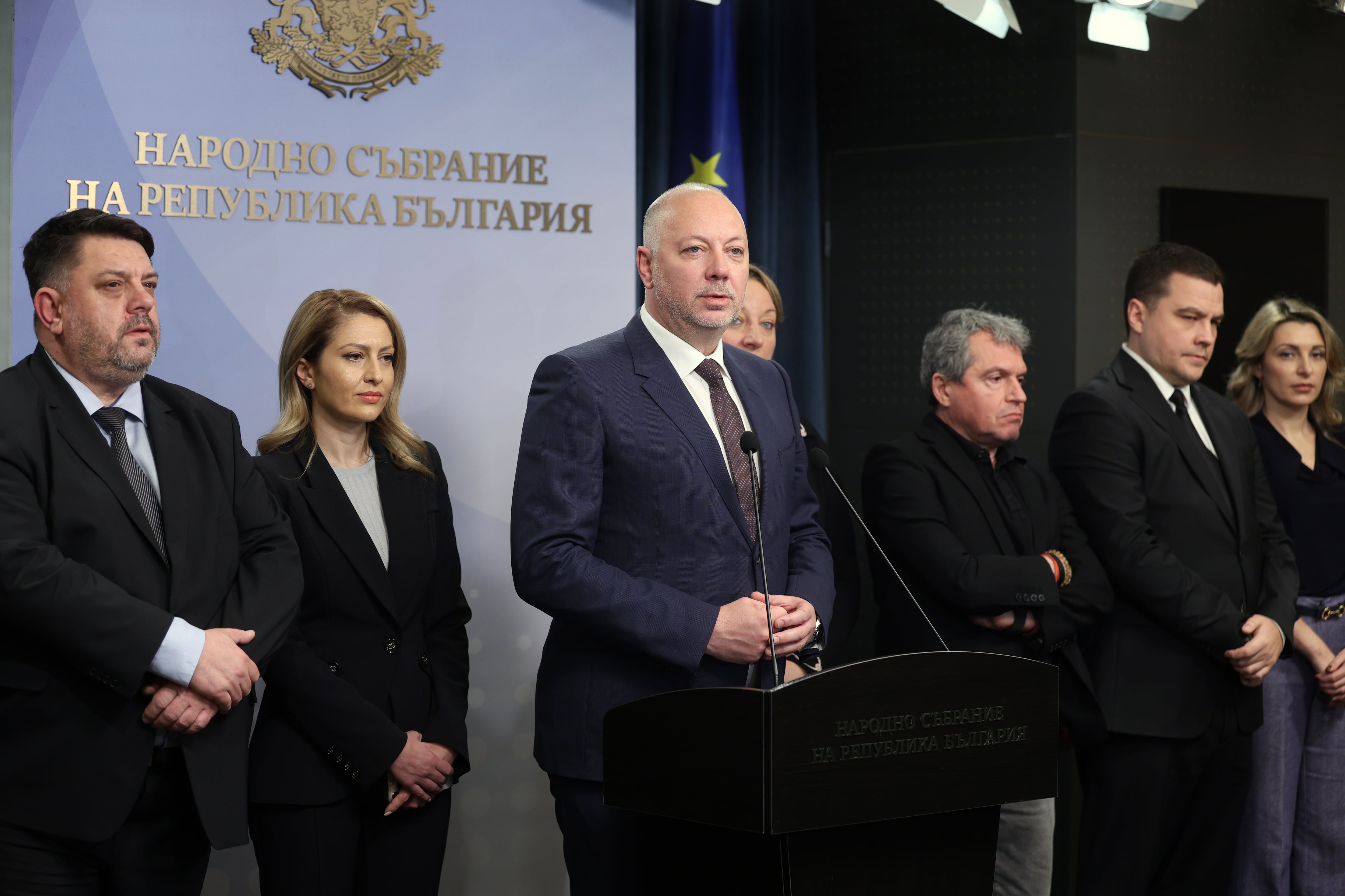 El primer ministro de Bulgaria anuncia la dimisión de su Gobierno en medio de protestas masivas contra la corrupción El primer ministro de Bulgaria anuncia la dimisión de su Gobierno en medio de protestas masivas contra la corrupción