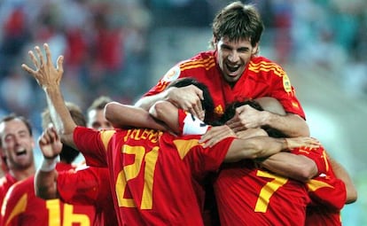 Albelda celebra un gol con España.