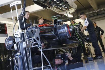 Los mecánicos de McLaren-Honda trabajan en el coche de Alonso