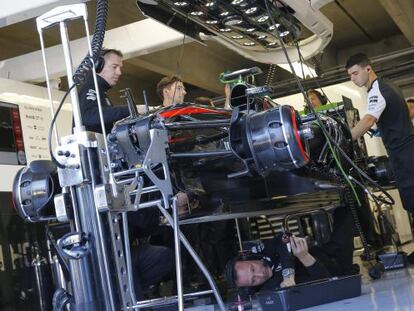 Los mecánicos de McLaren-Honda trabajan en el coche de Alonso