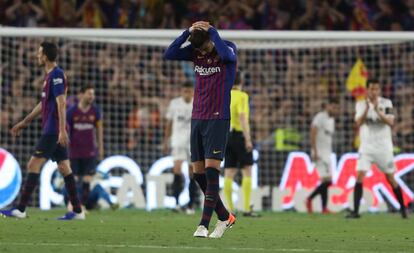 Piqué se lamenta tras una acción en la final.