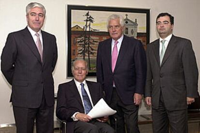 Fulgencio García Cuéllar, Luis Valls, Javier Valls y Ángel Ron, en una foto de 2001.