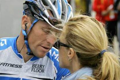 Lance Armstrong habla con su novia, la cantante Sheryl Crow, tras la etapa de ayer.