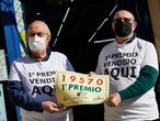 Trabajadores de la administración de lotería situada en Paseo de Extremadurea 156 (Madrid), celebran haber vendido parte del ‘Gordo’ del Sorteo Extraordinario de ‘El Niño’, en Madrid (España), a 6 de enero de 2021.  El número 19570 ha sido agraciado con el 'Gordo' del Sorteo Extraordinario de 'El Niño', celebrado este mediodía, dotado con 2.000.000 de euros por serie, que ha repartido millones en varios puntos de la Comunidad de Madrid.
6 ENERO 2021;PASEO DE EXTREMADURA;MADRID;GORDO;LOTERÍA;SORTEO;PREMIO;CELEBRACIÓN;EL NIÑO;PREMIO
Jesús Hellín   / Europa Press
06/01/2021